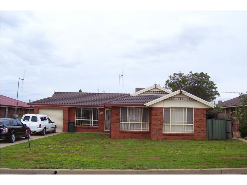 9 Flinders Street, Parkes NSW 2870