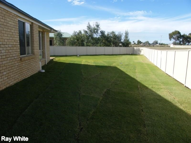 8 Mcmillan Place, Forbes NSW 2871