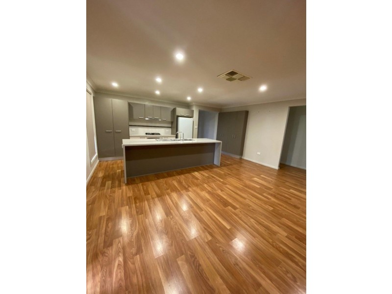 8 Avoca Place, Parkes NSW 2870