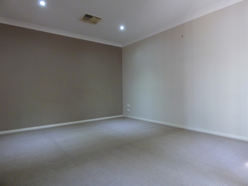 8 Avoca Place, Parkes NSW 2870