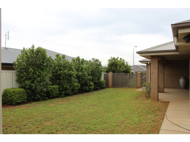 8 Avoca Place, Parkes NSW 2870