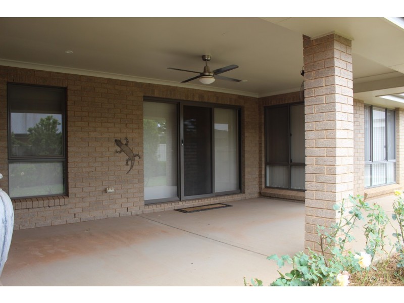 8 Avoca Place, Parkes NSW 2870