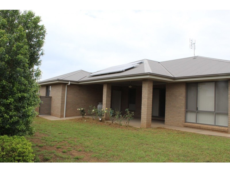 8 Avoca Place, Parkes NSW 2870