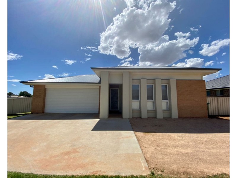 15 Angeleish Ave, Parkes NSW 2870