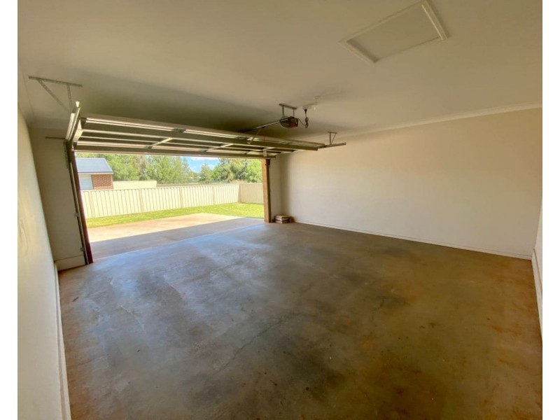 15 Angeleish Ave, Parkes NSW 2870