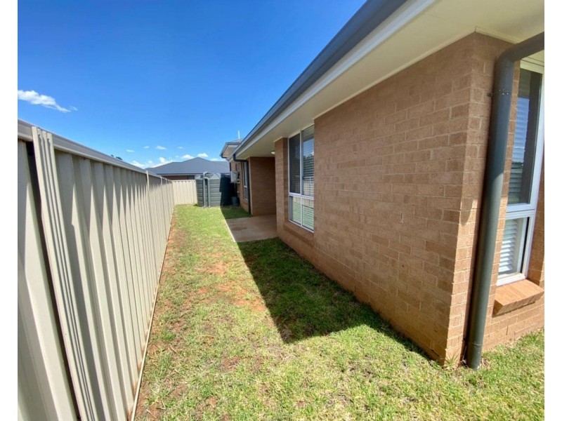 15 Angeleish Ave, Parkes NSW 2870