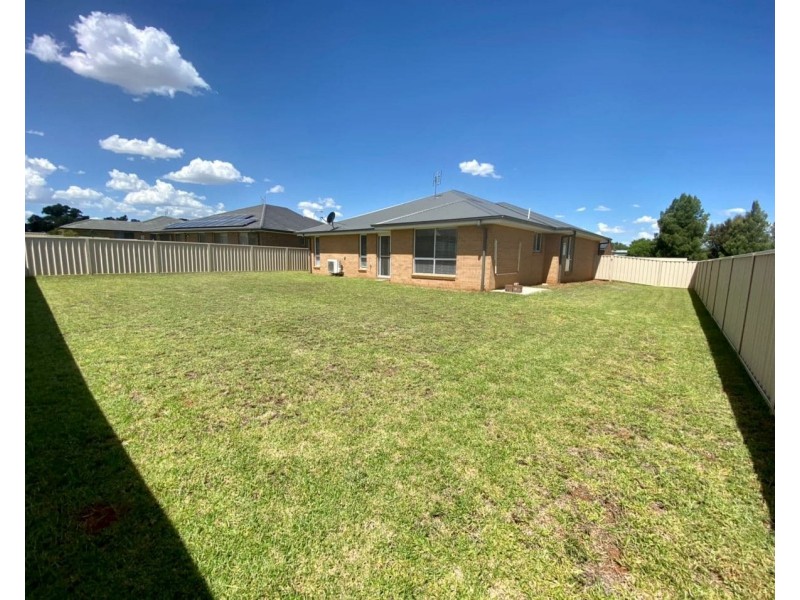 15 Angeleish Ave, Parkes NSW 2870