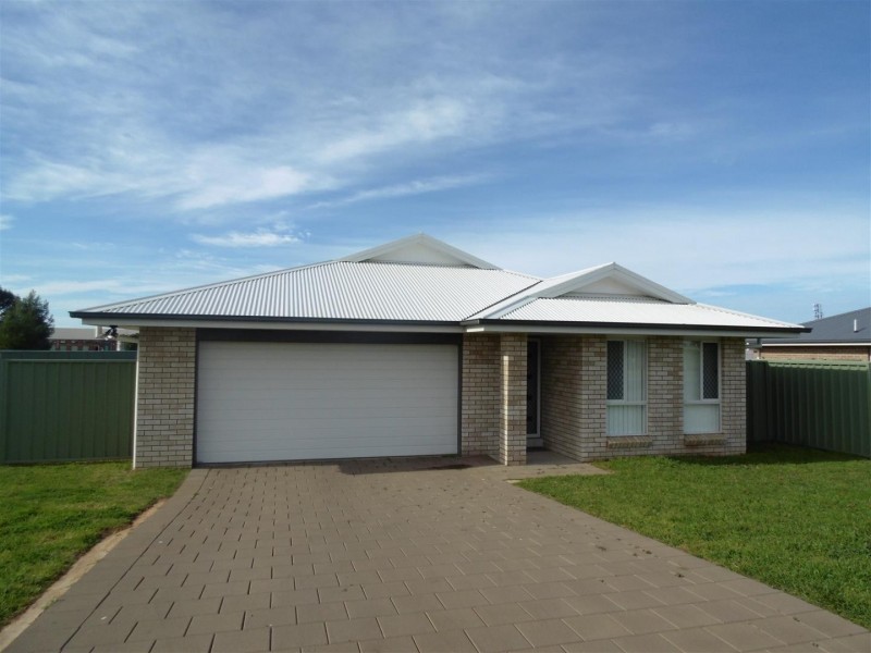 24 Warragrah Place, Parkes NSW 2870