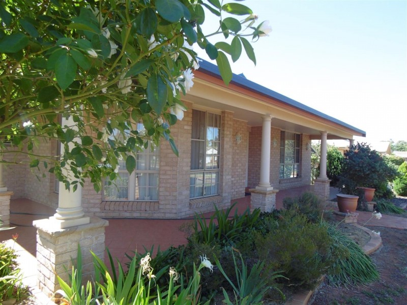 2 Arana Place, Parkes NSW 2870
