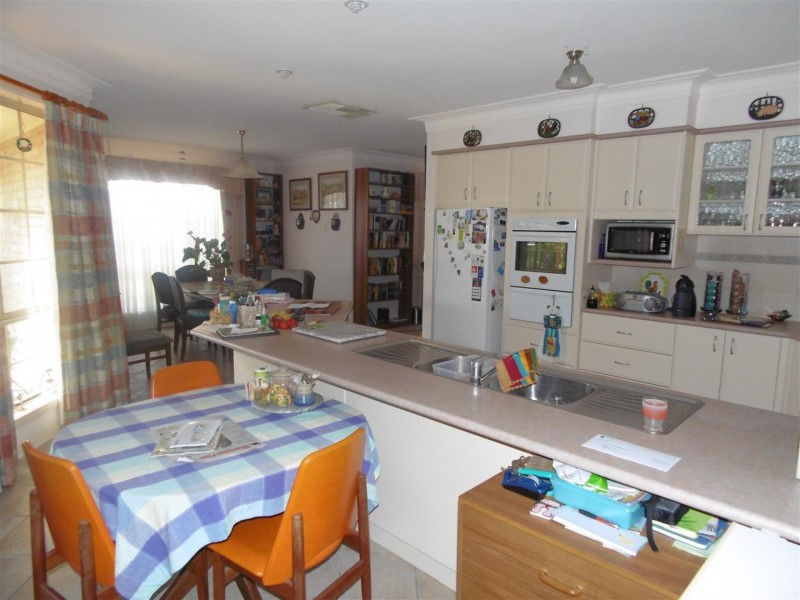 2 Arana Place, Parkes NSW 2870