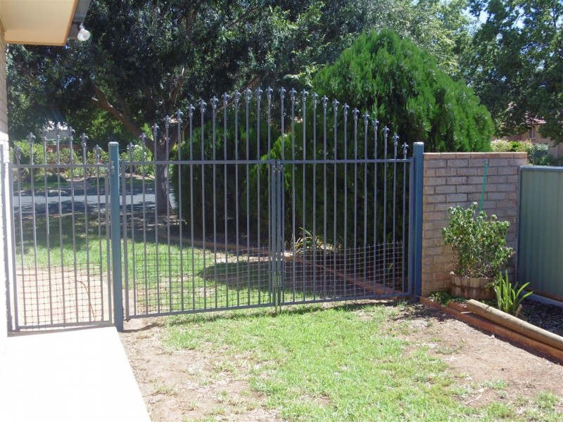 2 Arana Place, Parkes NSW 2870