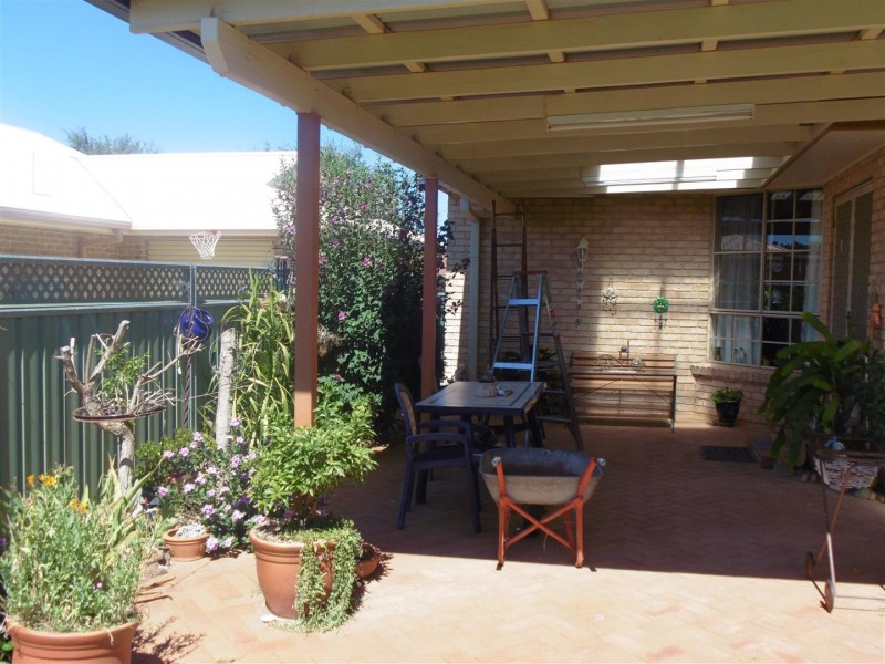 2 Arana Place, Parkes NSW 2870