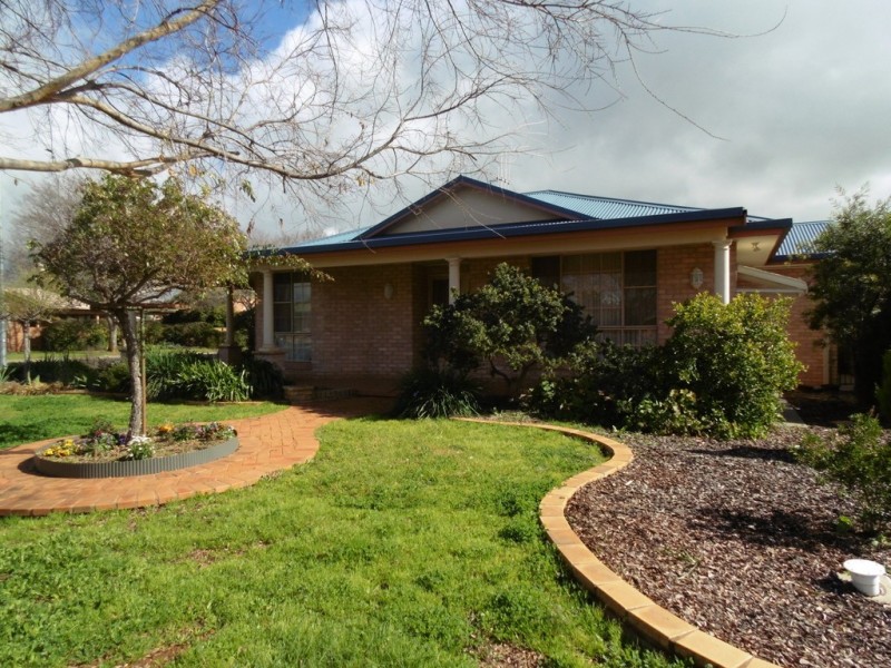 2 Arana Place, Parkes NSW 2870