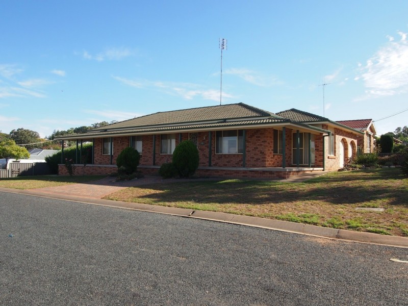18 Dalley Street, Parkes NSW 2870
