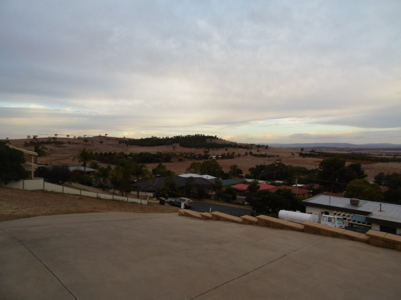 8 Valley View Place, Parkes NSW 2870