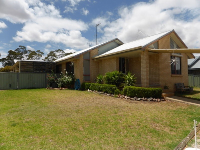 7 Banjo Place, Parkes NSW 2870