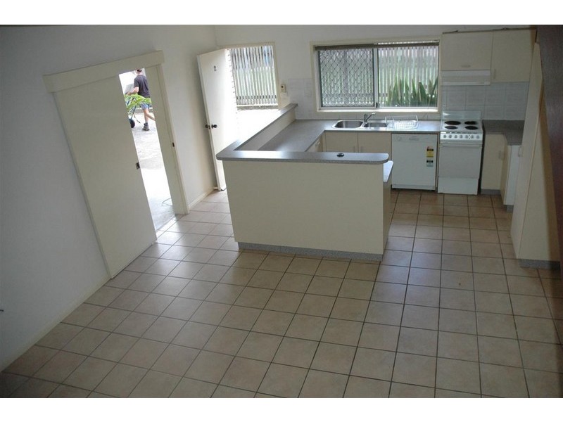 2/35  MacNamara, Manunda QLD 4870