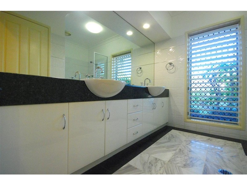 1 Whitehaven Court, Clifton Beach QLD 4879