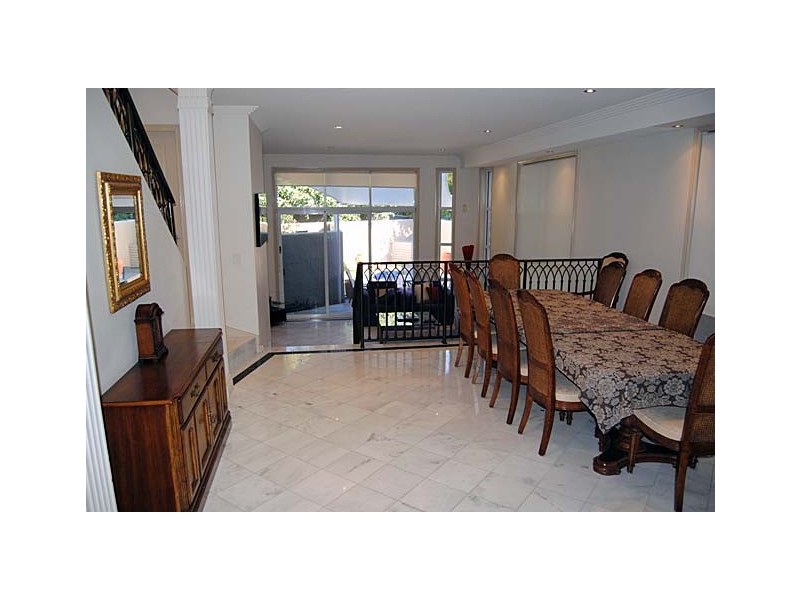 42 Tedder Avenue, Main Beach QLD 4217