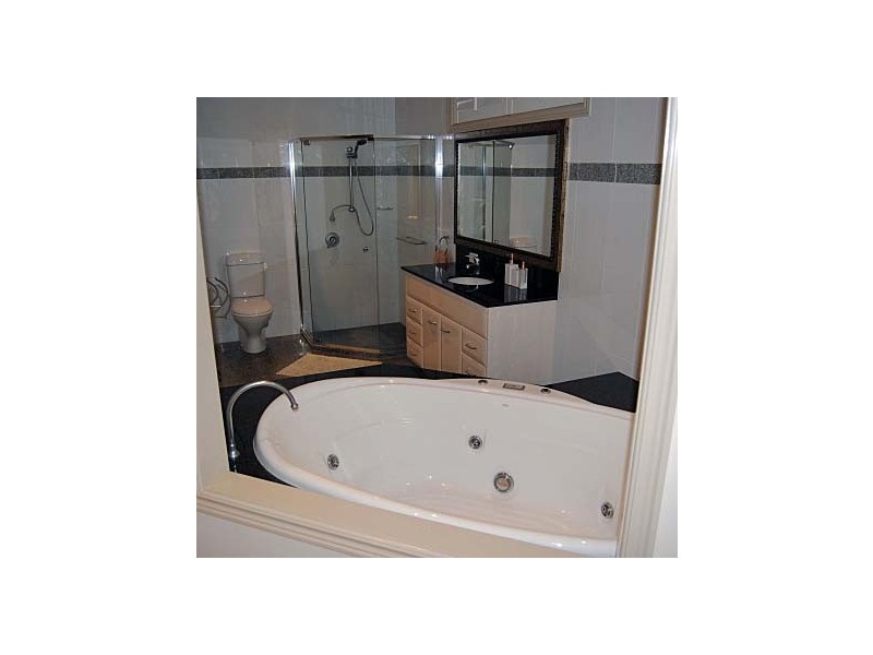 42 Tedder Avenue, Main Beach QLD 4217