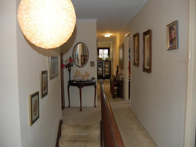 28 Tambourah Drive, Benowa QLD 4217