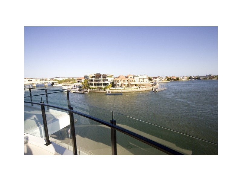 26 Hampton Court, Sovereign Islands QLD 4216