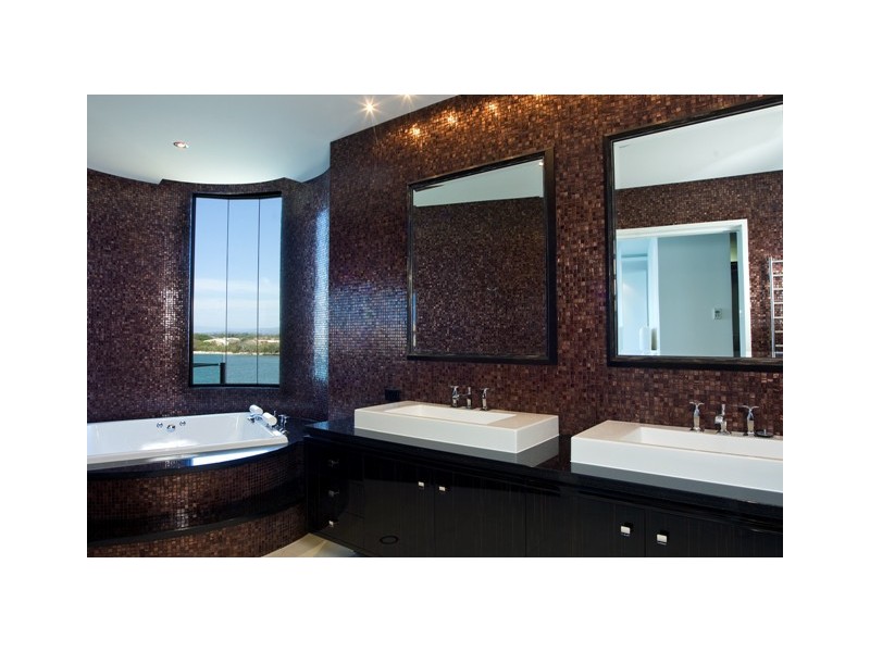 26 Hampton Court, Sovereign Islands QLD 4216