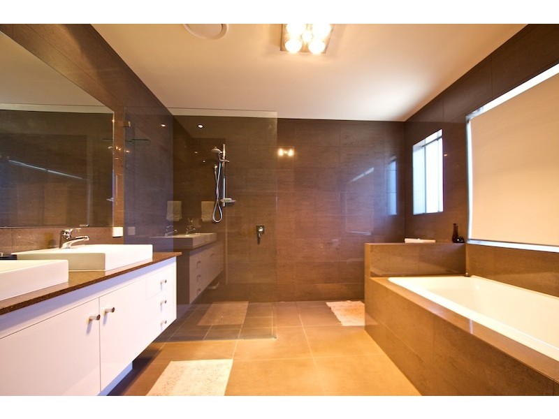 11 Yacht Street, Southport QLD 4215