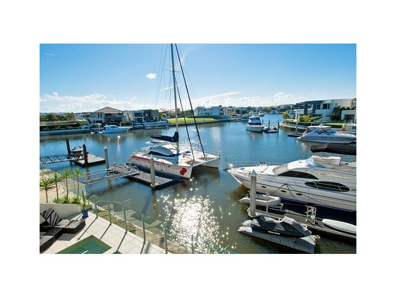 10 King Charles Drive, Sovereign Islands QLD 4216