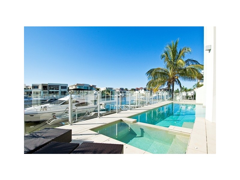 10 King Charles Drive, Sovereign Islands QLD 4216