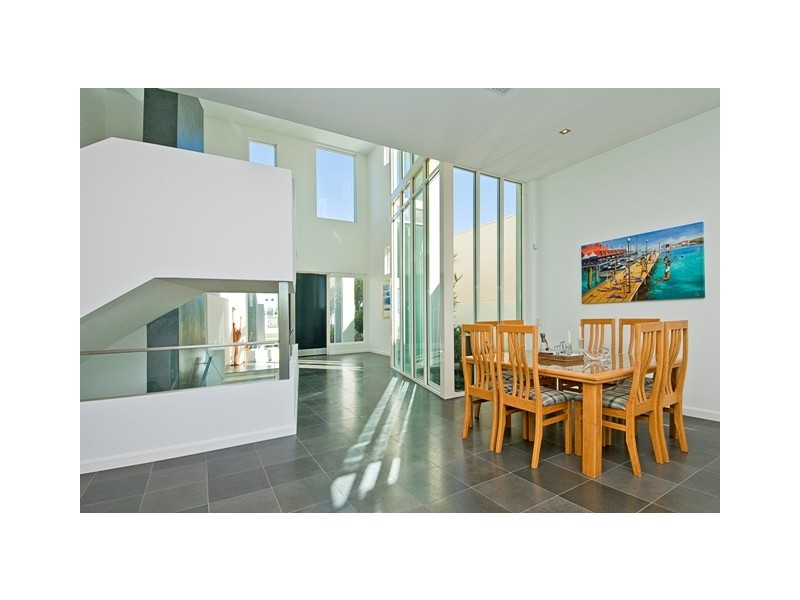 10 King Charles Drive, Sovereign Islands QLD 4216