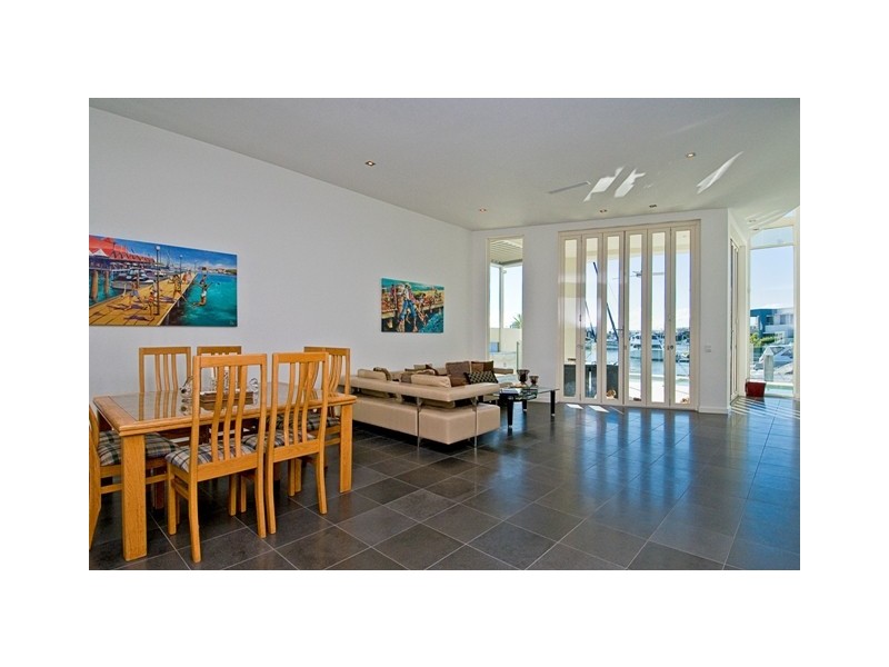 10 King Charles Drive, Sovereign Islands QLD 4216