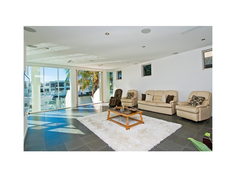 10 King Charles Drive, Sovereign Islands QLD 4216