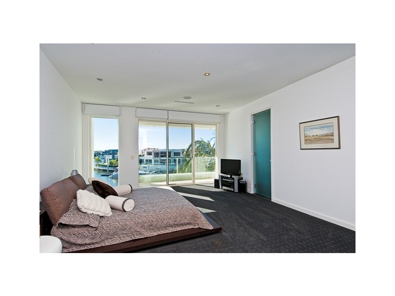 10 King Charles Drive, Sovereign Islands QLD 4216