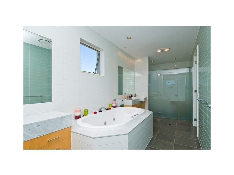 10 King Charles Drive, Sovereign Islands QLD 4216
