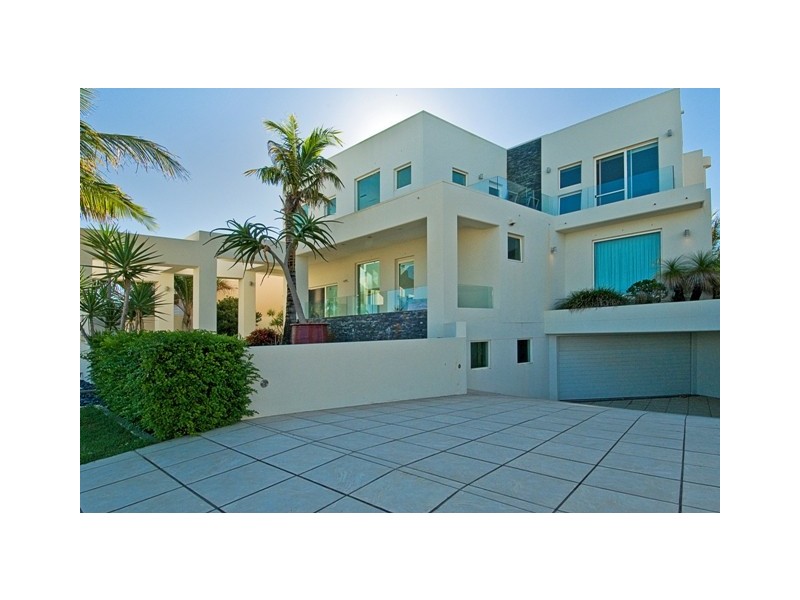 10 King Charles Drive, Sovereign Islands QLD 4216