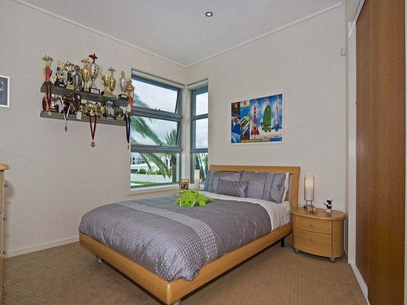 5 Regents Court, Sovereign Islands QLD 4216