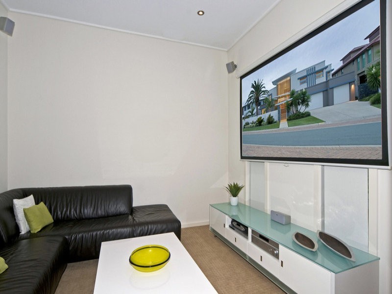 5 Regents Court, Sovereign Islands QLD 4216