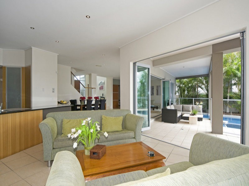 5 Regents Court, Sovereign Islands QLD 4216