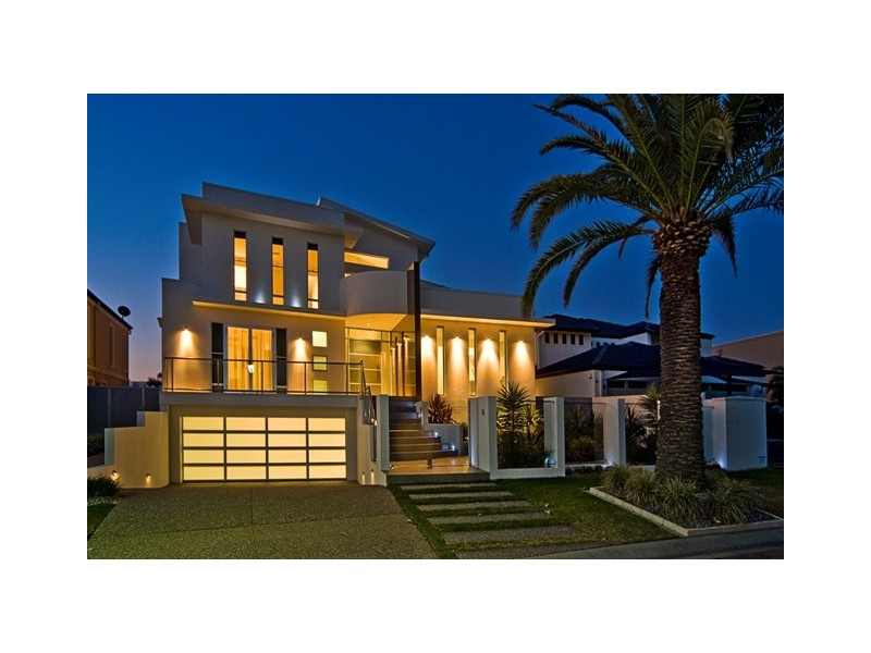 14 King Charles Drive, Sovereign Islands QLD 4216