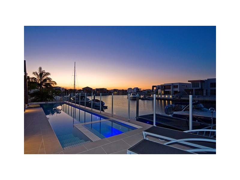 14 King Charles Drive, Sovereign Islands QLD 4216