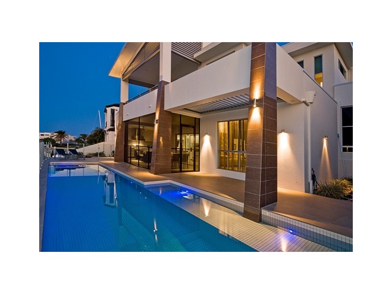 14 King Charles Drive, Sovereign Islands QLD 4216
