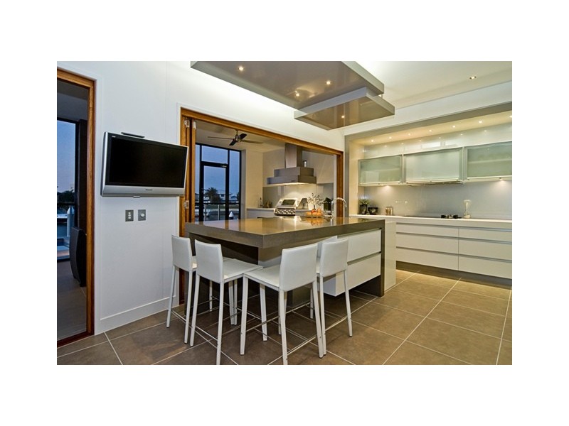 14 King Charles Drive, Sovereign Islands QLD 4216