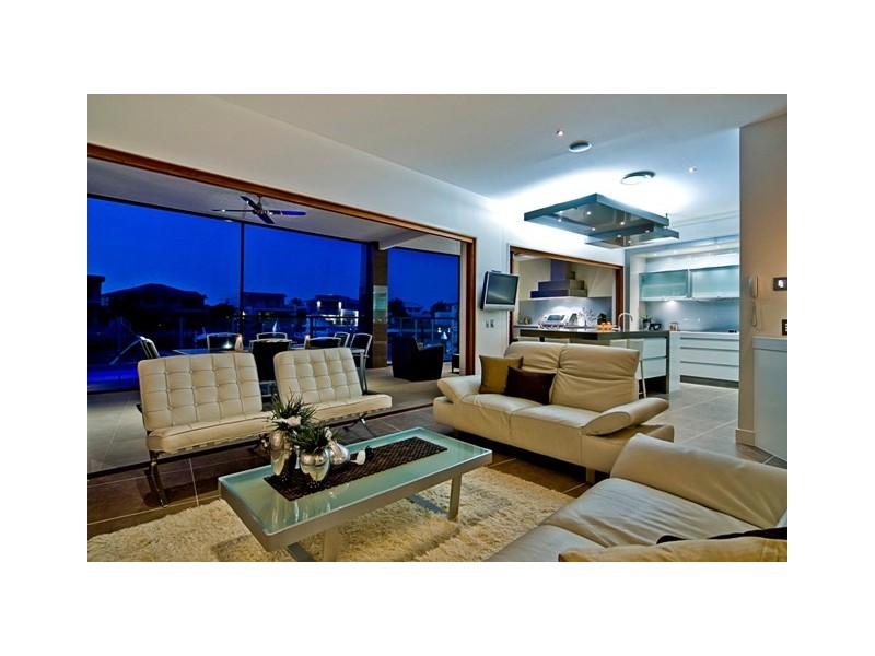 14 King Charles Drive, Sovereign Islands QLD 4216