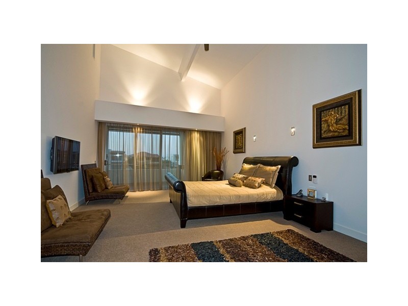 14 King Charles Drive, Sovereign Islands QLD 4216