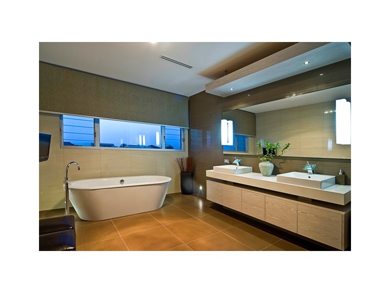 14 King Charles Drive, Sovereign Islands QLD 4216