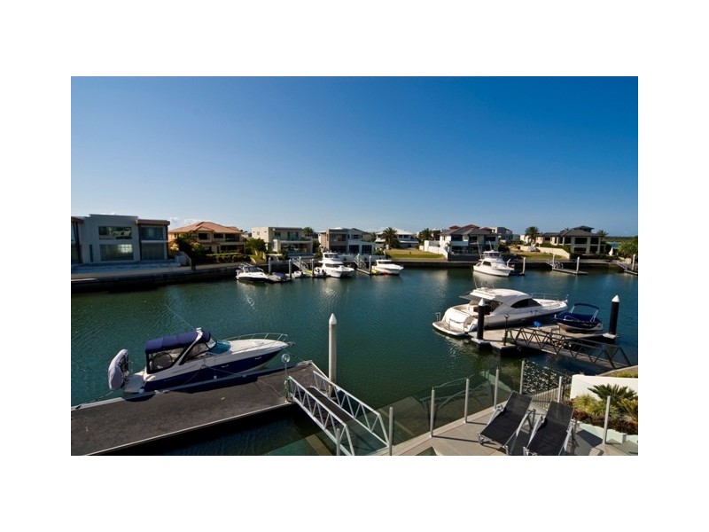 14 King Charles Drive, Sovereign Islands QLD 4216