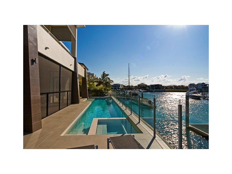 14 King Charles Drive, Sovereign Islands QLD 4216