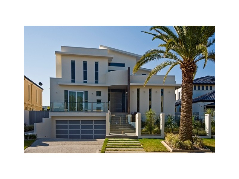 14 King Charles Drive, Sovereign Islands QLD 4216