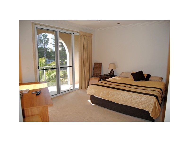 2/42 Tedder Avenue, Main Beach QLD 4217
